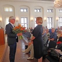 Direktor Dr. Volker Rodekamp dankt Prof. Dr. Kristel Pappel für die Schenkung