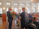 Direktor Dr. Volker Rodekamp dankt Prof. Dr. Kristel Pappel für die Schenkung