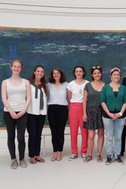 Gruppe von Teilnehmerinnen in Paris vor Monets Seerosen